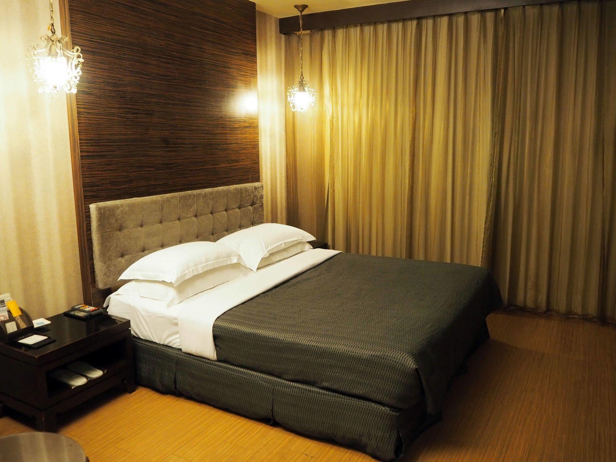 The Riverside Hotel & Motel Kaohsiung Exteriör bild